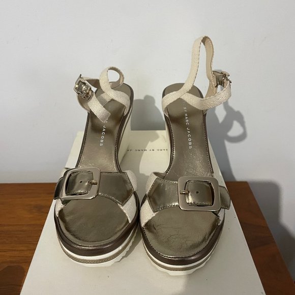 Marc MARC JACOBS GOLD Buckle Wedge Sandals New Size 37 - Picture 2 of 6